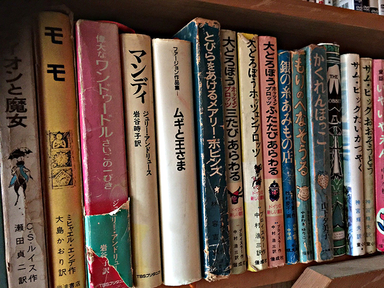 小さい頃から児童書や絵本を集めています。